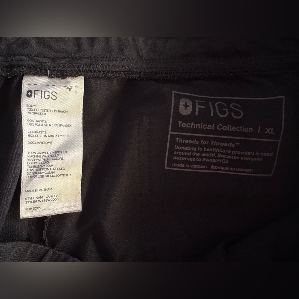 Figs Women's Scrub Set - Casma Top XL / Zamora Jogger XL - BLACK - Picture 13 of 16